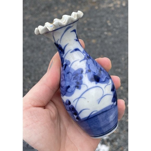 Antique Japanese Porcelain Hand Painted Blue White Ruffle Rimmed Vase Meiji 19th - Picture 1 of 14